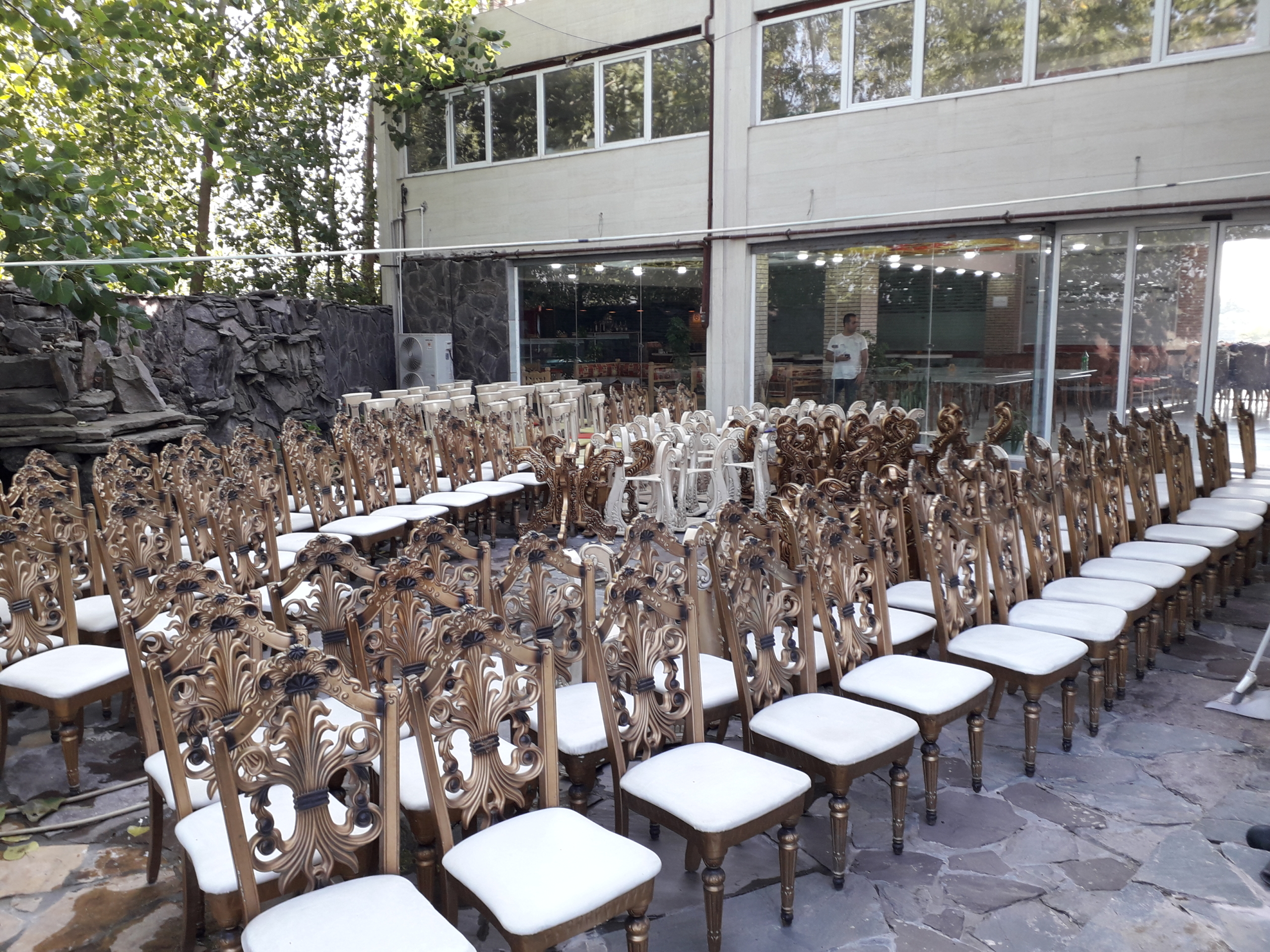 چرا انتخاب مبل شویی امید برای شستشوی مبلمان و فرش‌ها انتخابی هوشمندانه است؟